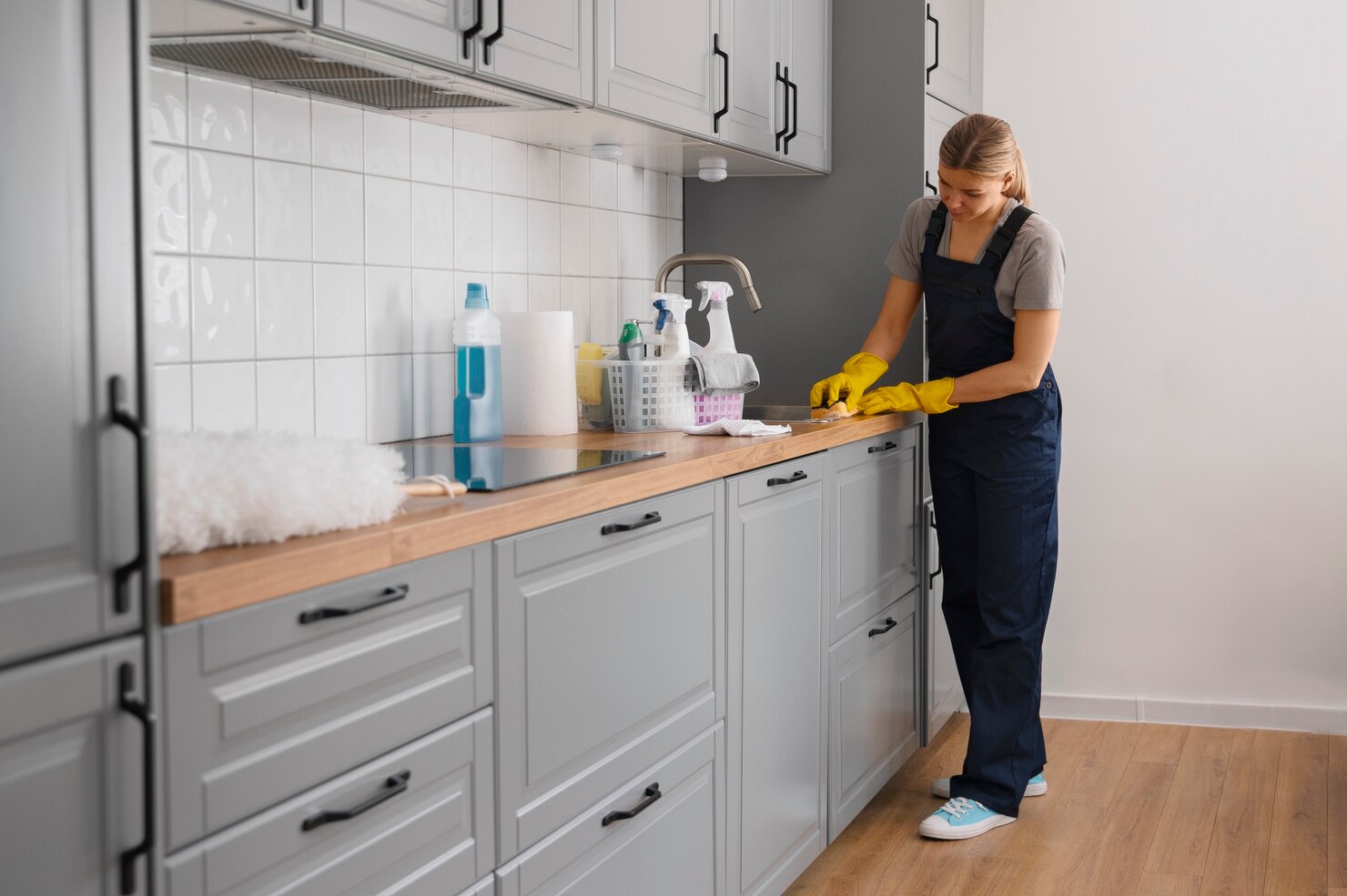 fotografia completa mujer limpiando casa 23 2150453351